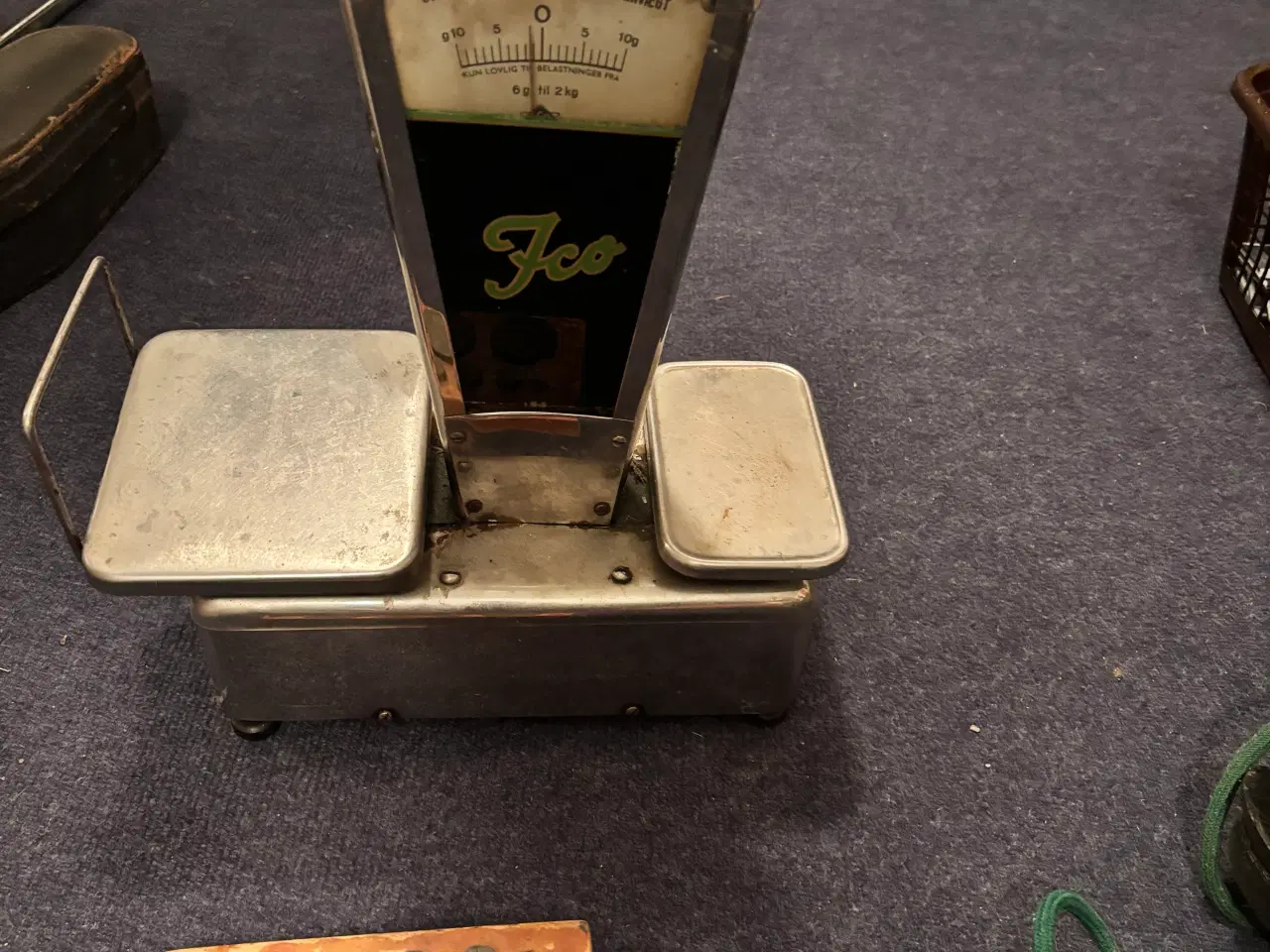 Billede 1 - Gammel vægt med lidt lodder til