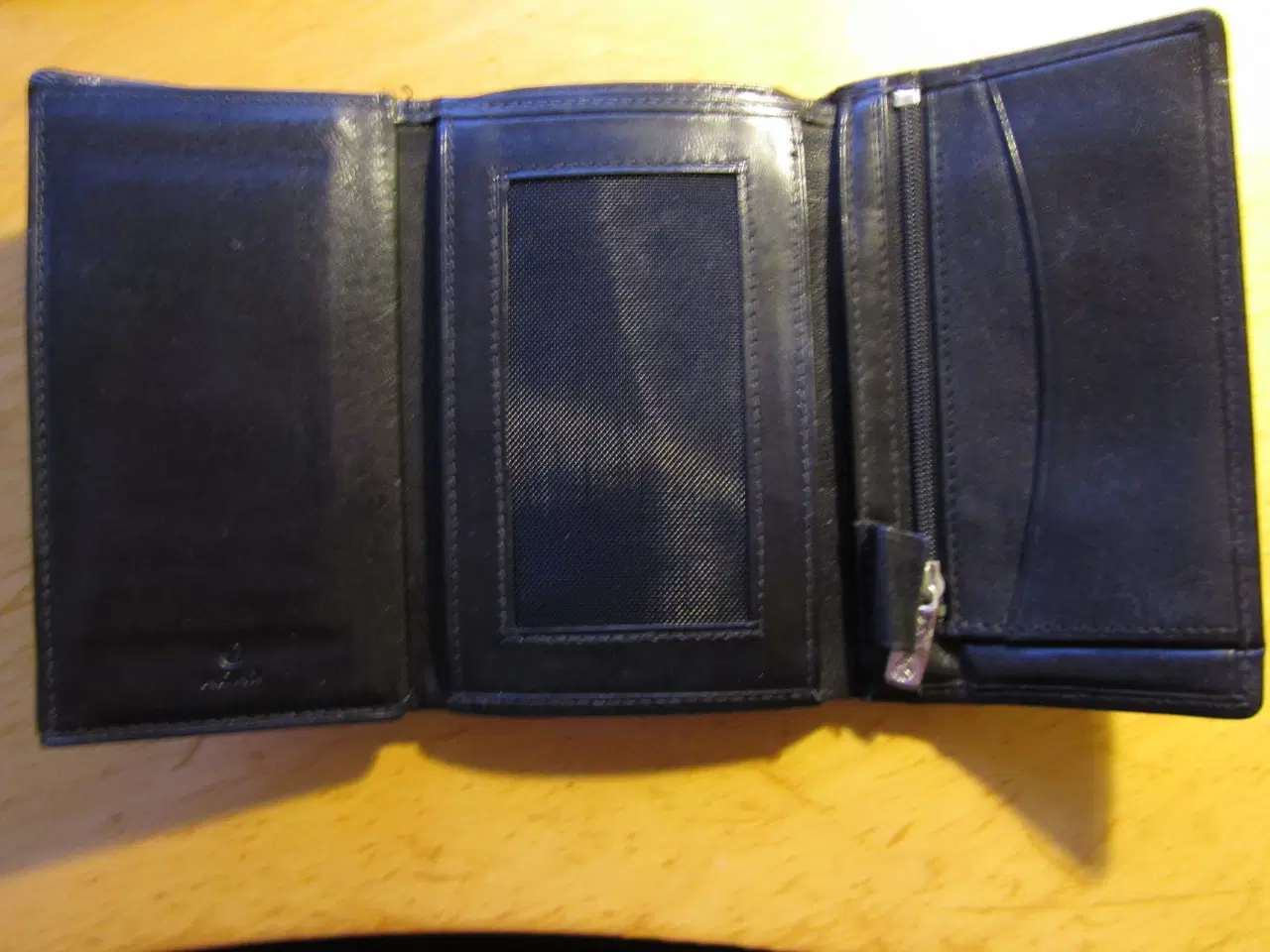 Billede 2 - Velholdt Adax sort læderpung med masser af plads
