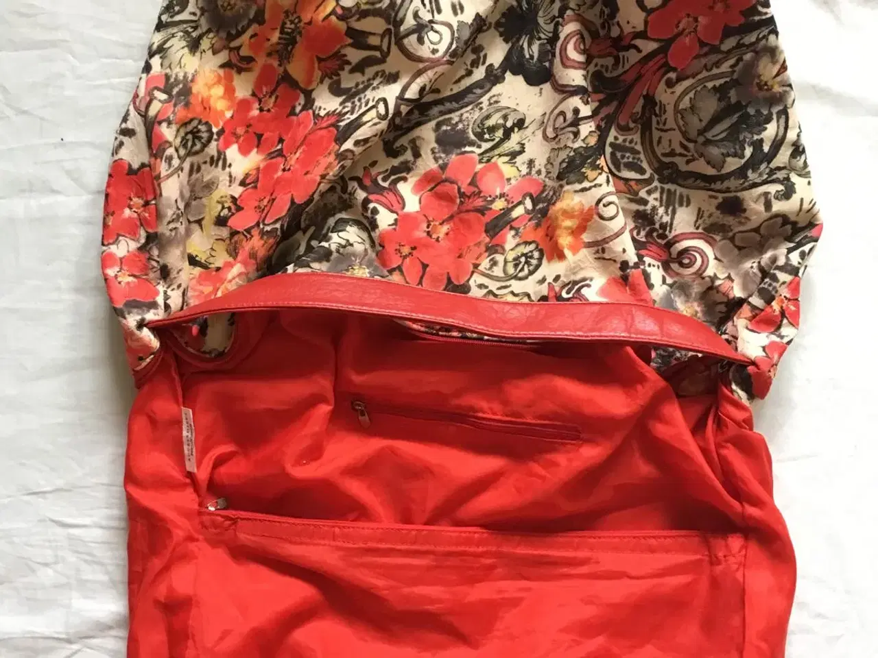 Billede 4 - Blomstret taske til salg