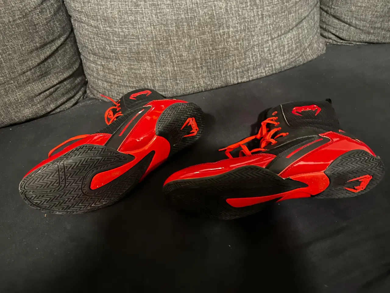 Billede 3 - 🥊 Venum Bokse Støvler – Sort/Rød – Str. 48 – Helt