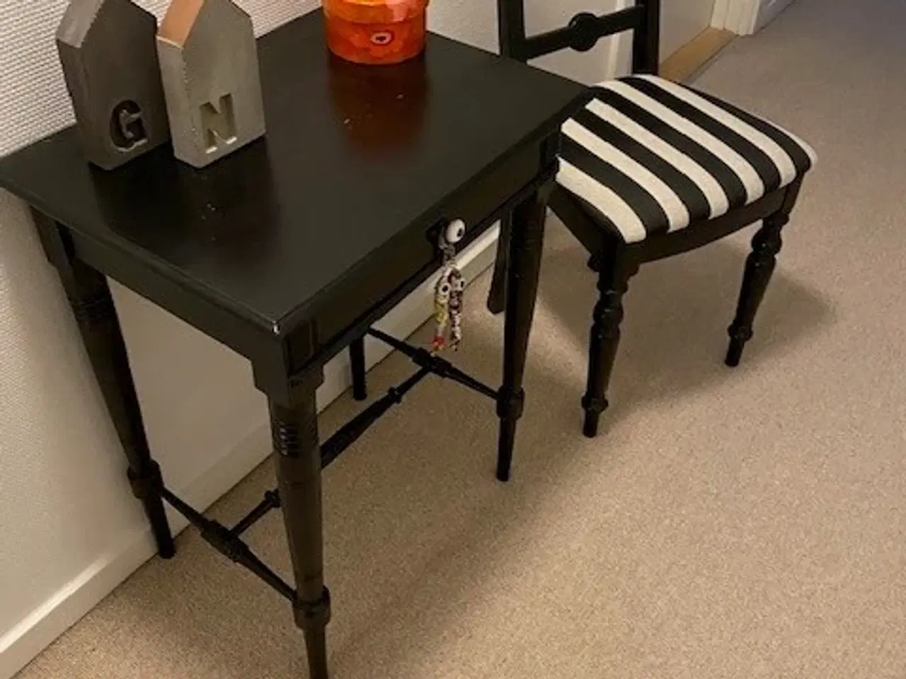 Billede 1 - ANTIK tobaksbord med stol - nyistandsat