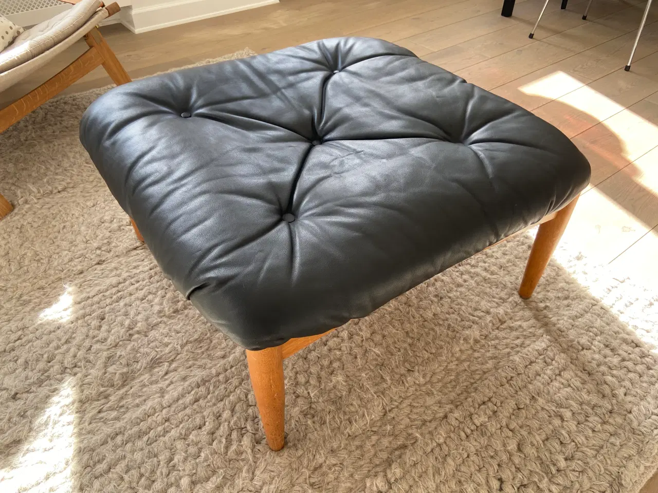 Billede 2 - Stor retro puf/skammel i teak og sort læderhynde