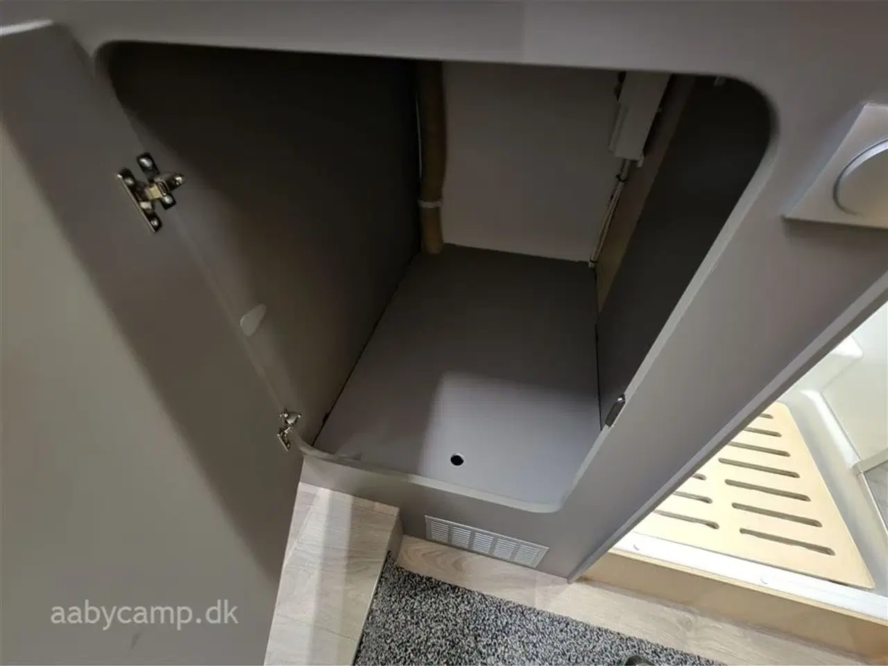 Billede 23 - 2023 - LMC Tourer H730 G Lift   Markise. solcelle. 200Ah lithium. 2000w inverter. 2x tv. Avara alarm. gulvtæppe. kompressor køleskab. Thetford ovn. gulvarme. undervognsbehandlet og lakforseglet.