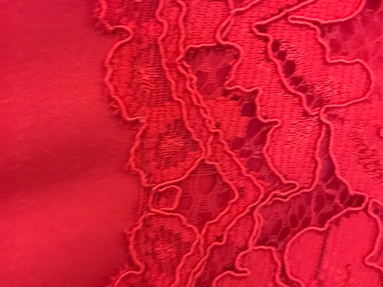 Billede 4 - Rød festkjole med blonder 