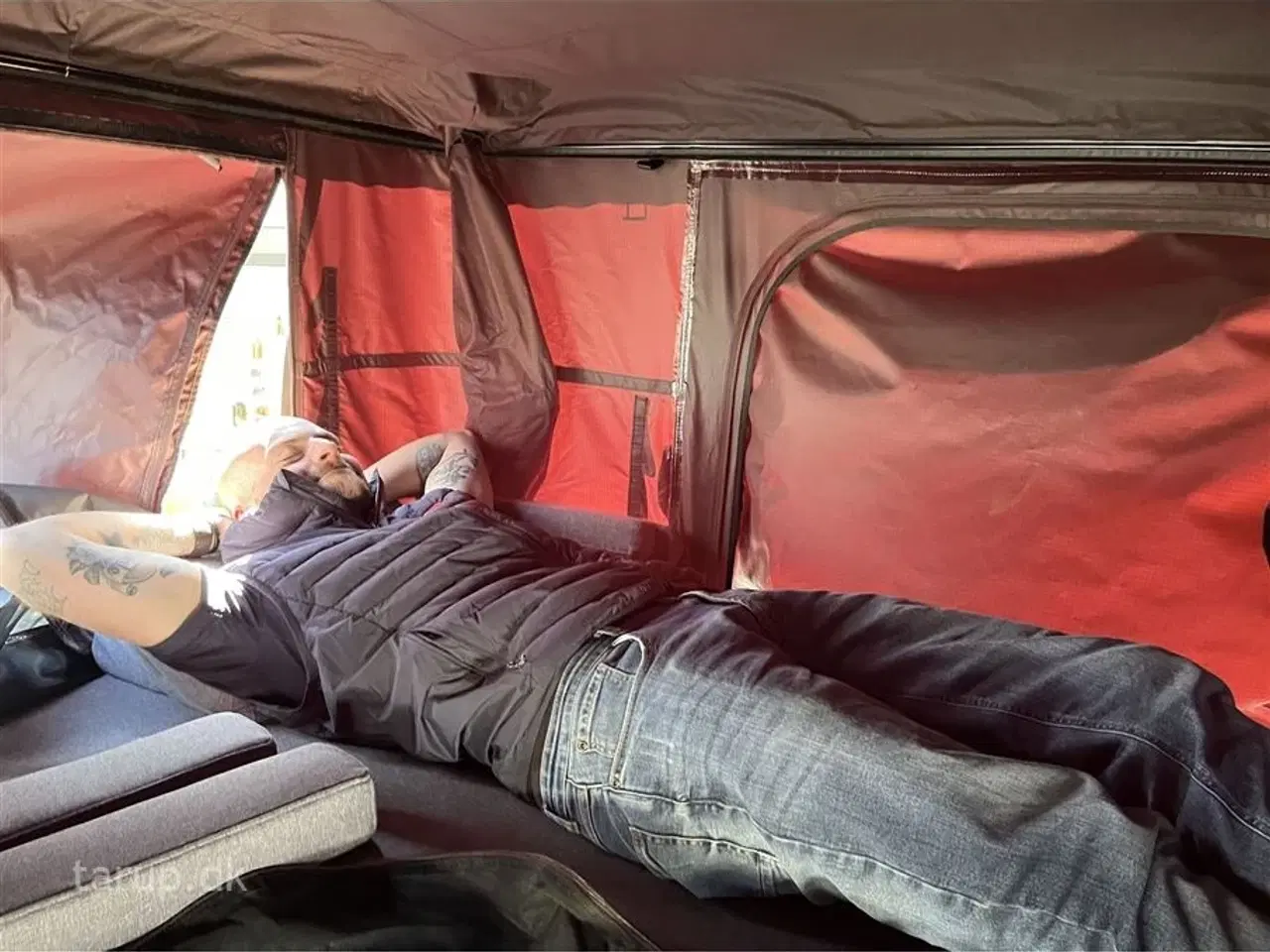 Billede 9 - 2023 - Hero Camper Ranger R   Køkkentelt, solcelle og batteripakke, alufælge, Webasto diesel fyr, Hero Camper Skyebox, markise, køleboks, endekøkken med 2 gasblus.