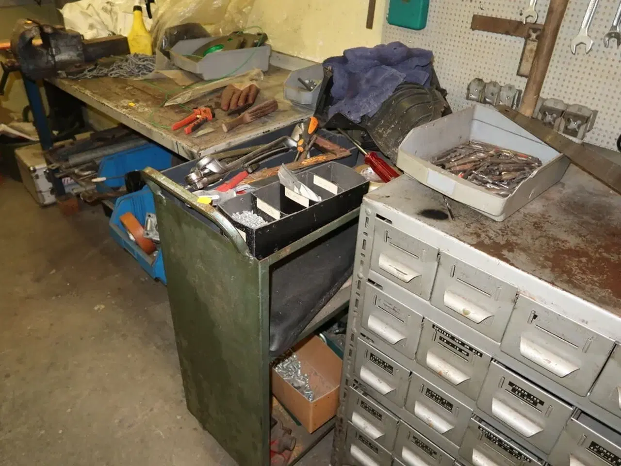 Billede 6 - Arbejdsbord, reol samt værktøj