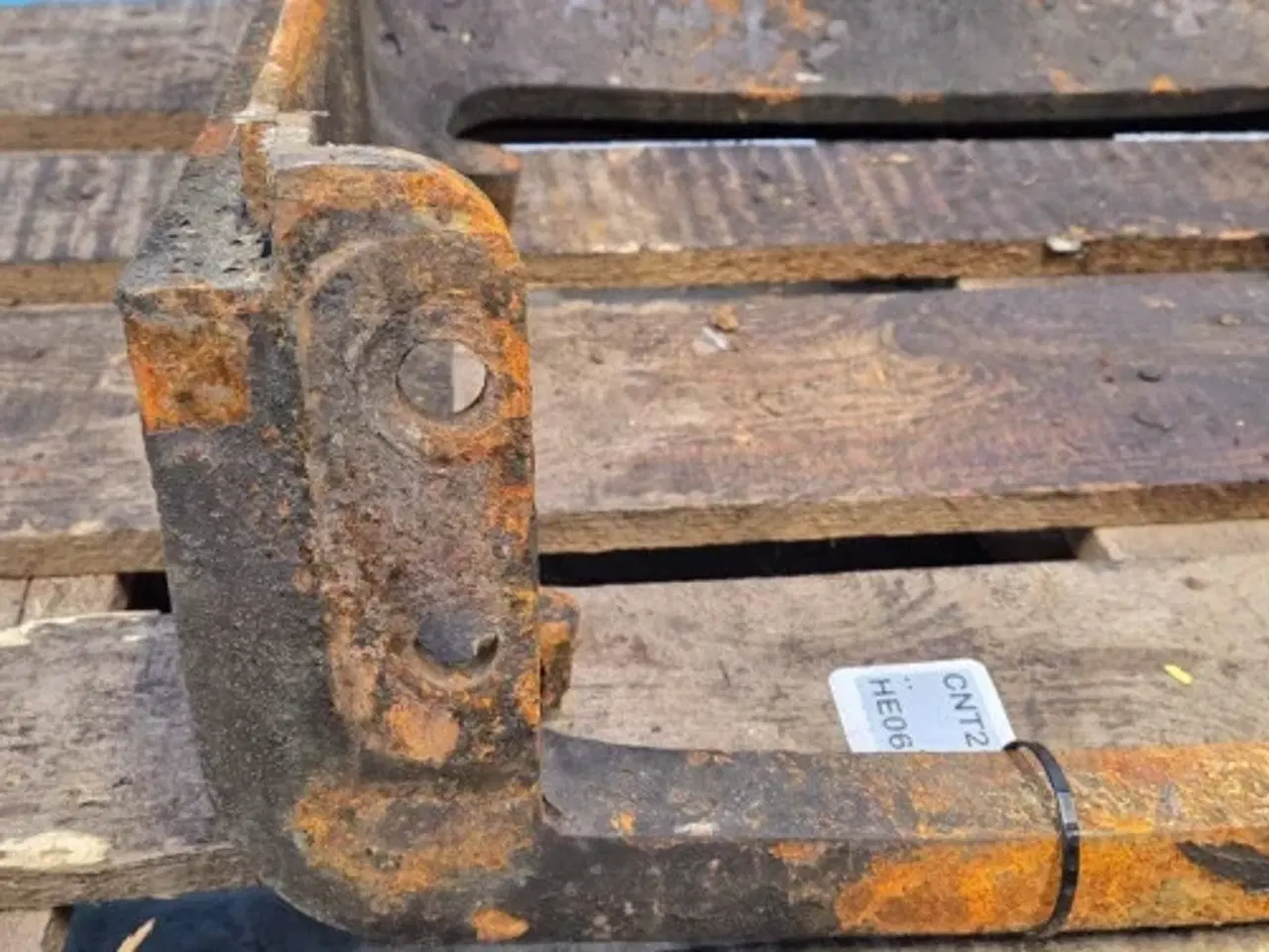 Billede 3 - New Holland LB115B Hjelmplade 87325160