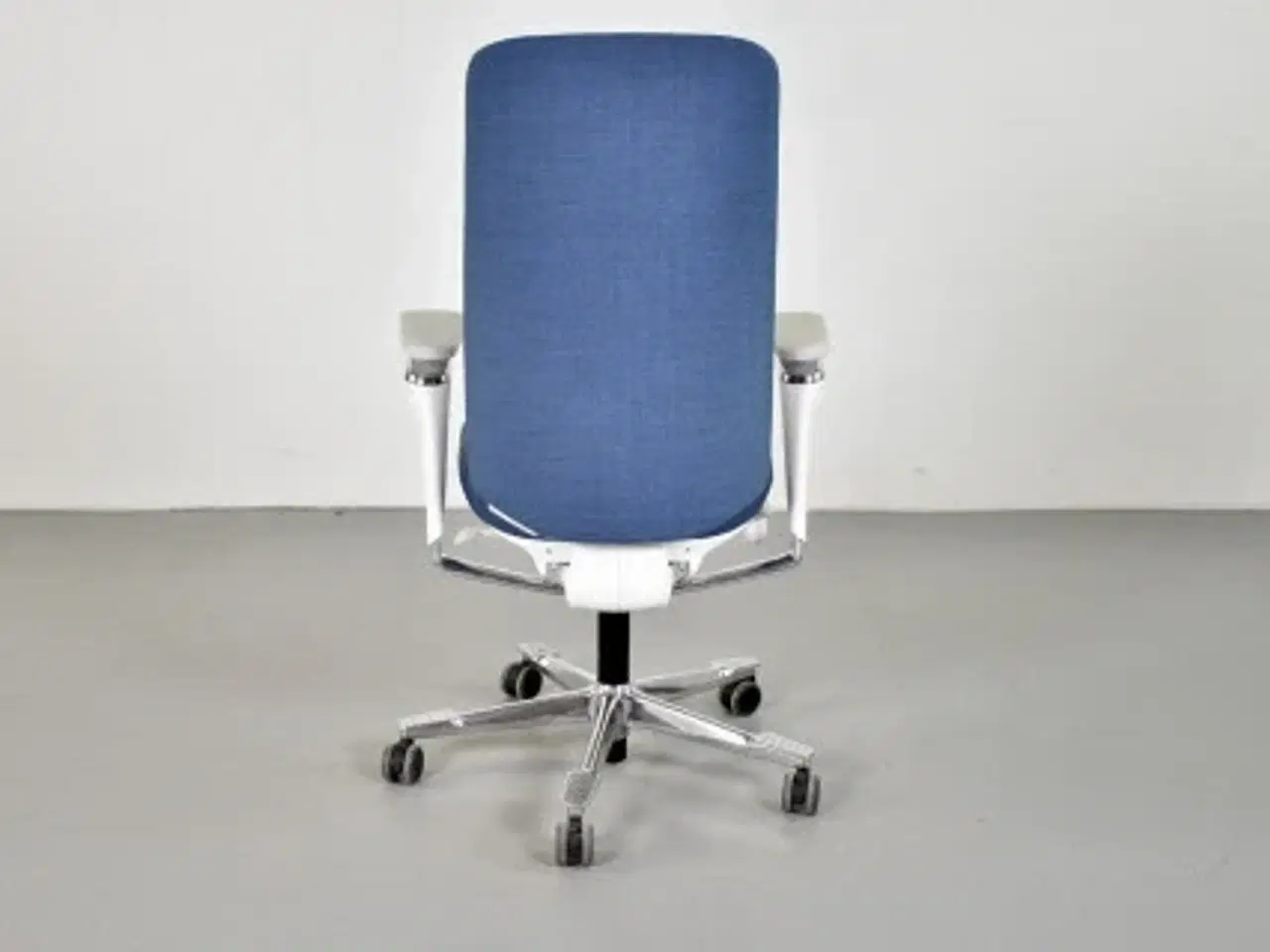 Billede 3 - Kinnarps capella white edition kontorstol med blåt polster og armlæn