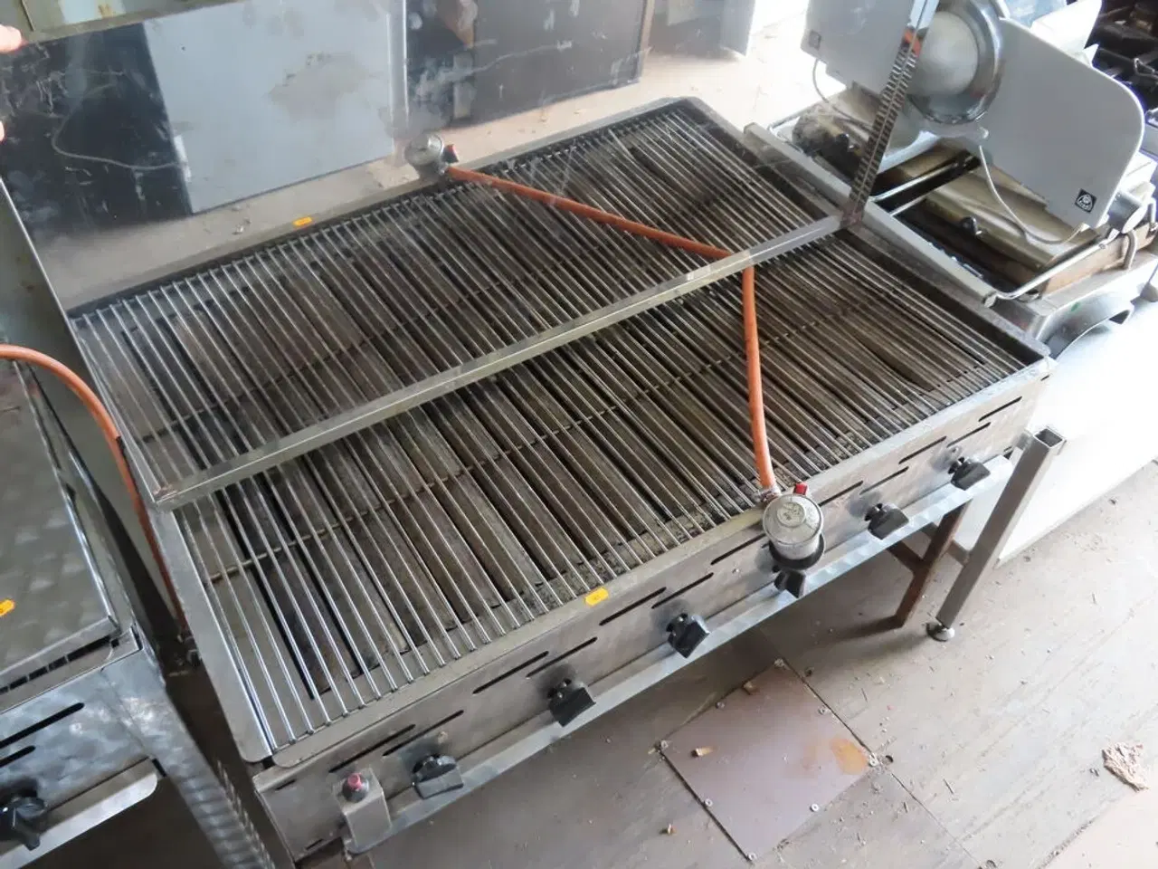 Billede 2 - Gasgrill med 6 blus og låg
