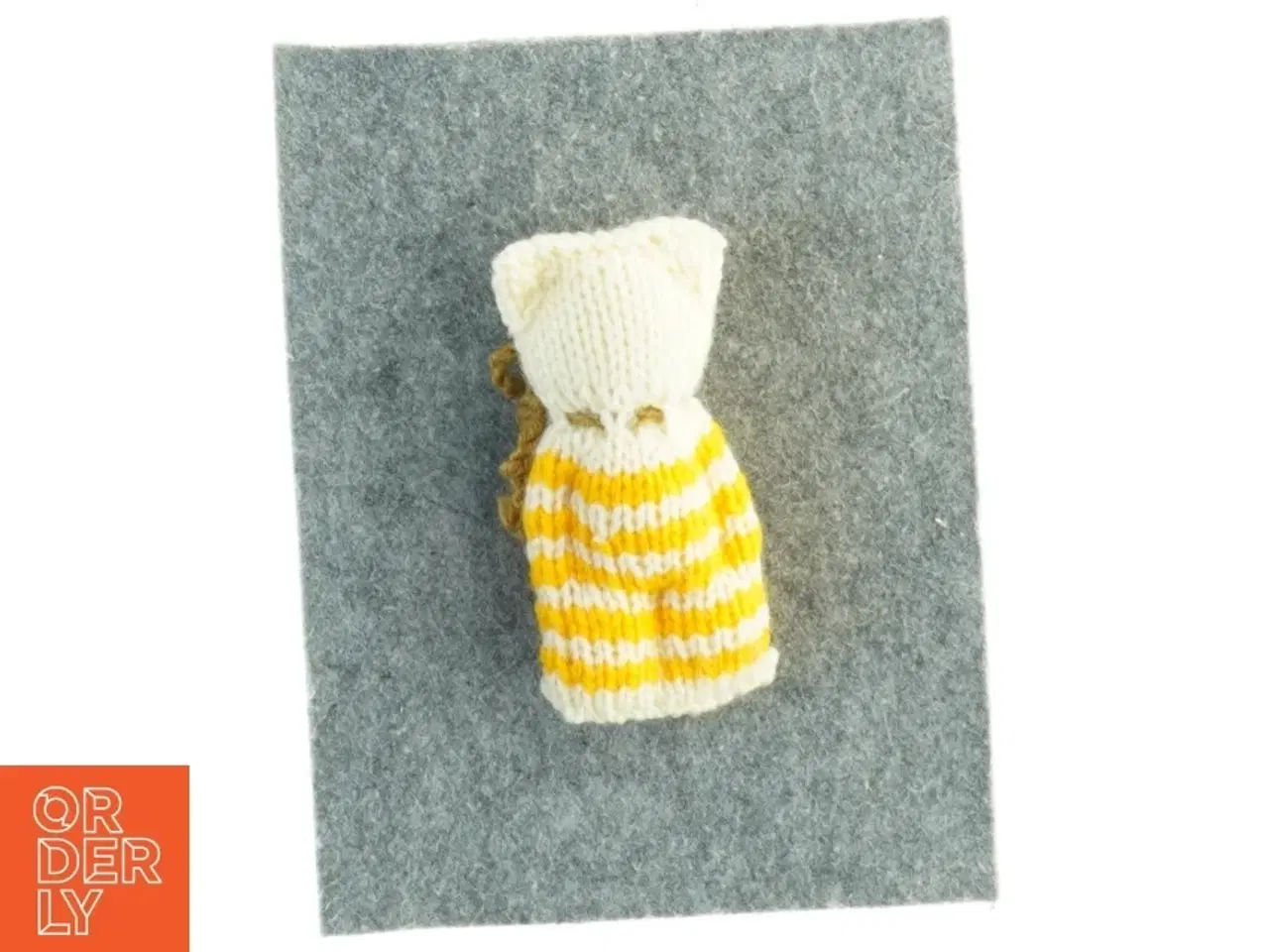 Billede 2 - Håndstrikket bamse (str. 13 x 7 cm)