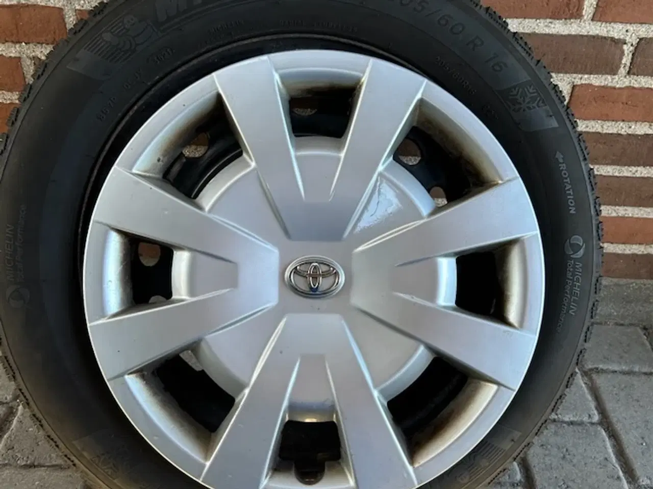 Billede 2 - Michelin vinterdæk på originale toyota fælge