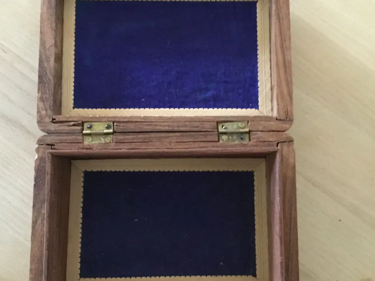 Billede 2 - Retro smykkeskrin i træ med blomst af elfenben