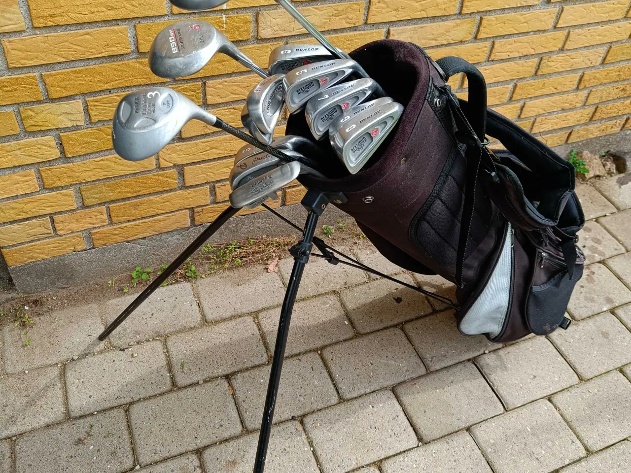 Billede 1 - Dunlop golfkøller sæt med standbag og stålskafter.