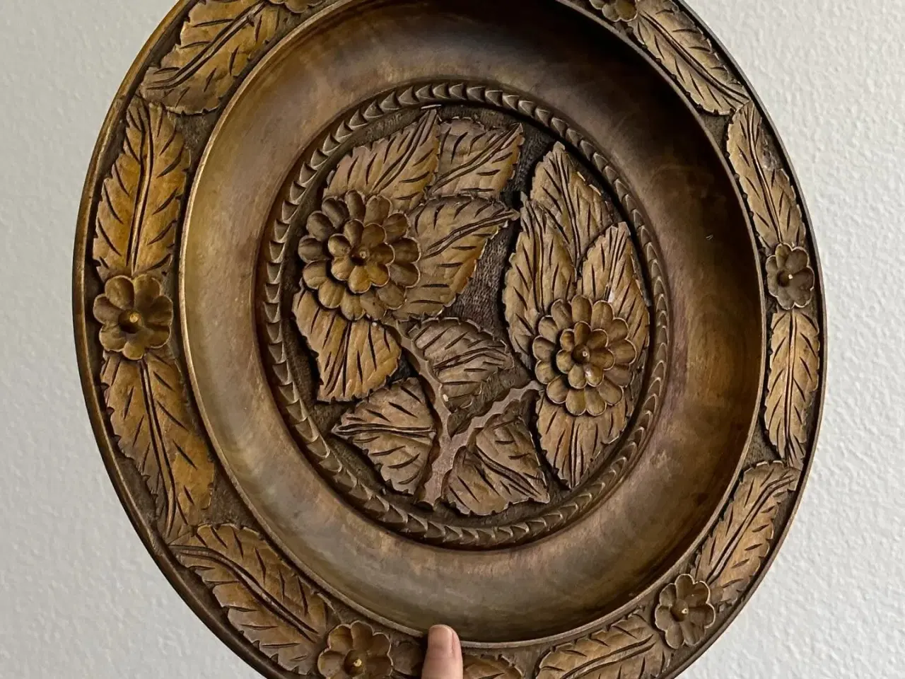 Billede 2 - Træfad m udskæringer, stort, NB