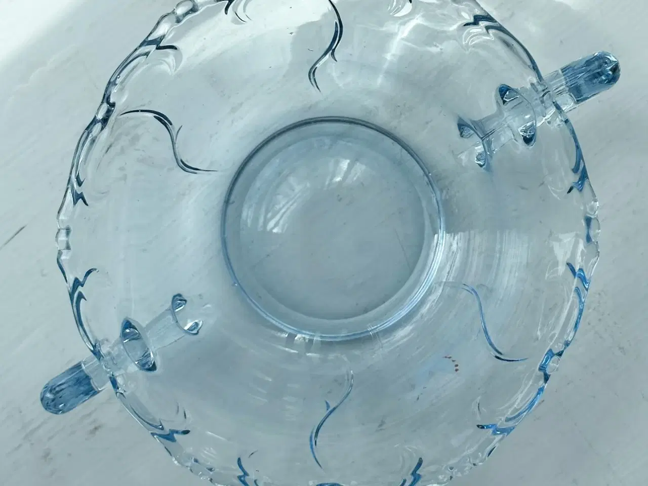 Billede 7 - Lyseblå glasskål m hjemmemalet svanemotiv