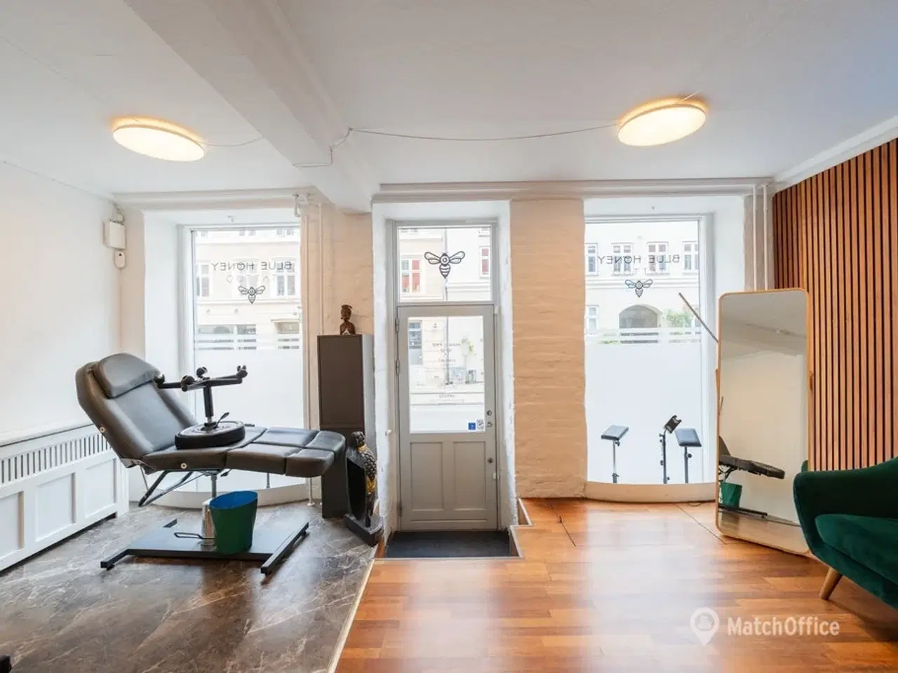 Billede 2 - UDLEJES: Høj stuelejlighed med store facadevinduer og potentiale – lige ved Vesterbros Torv