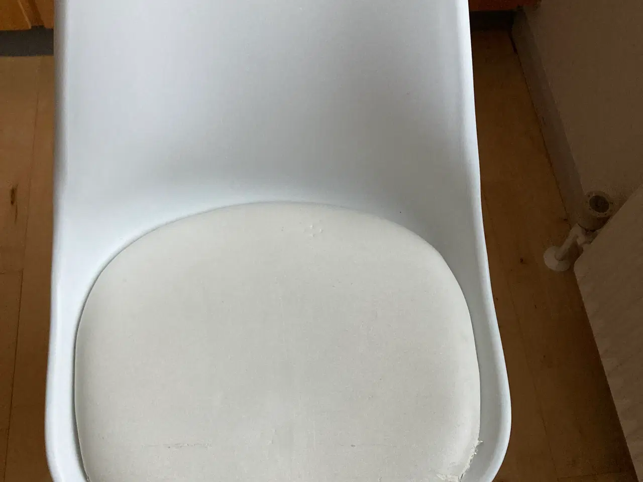 Billede 1 - Hvide stole m/sorte stålben