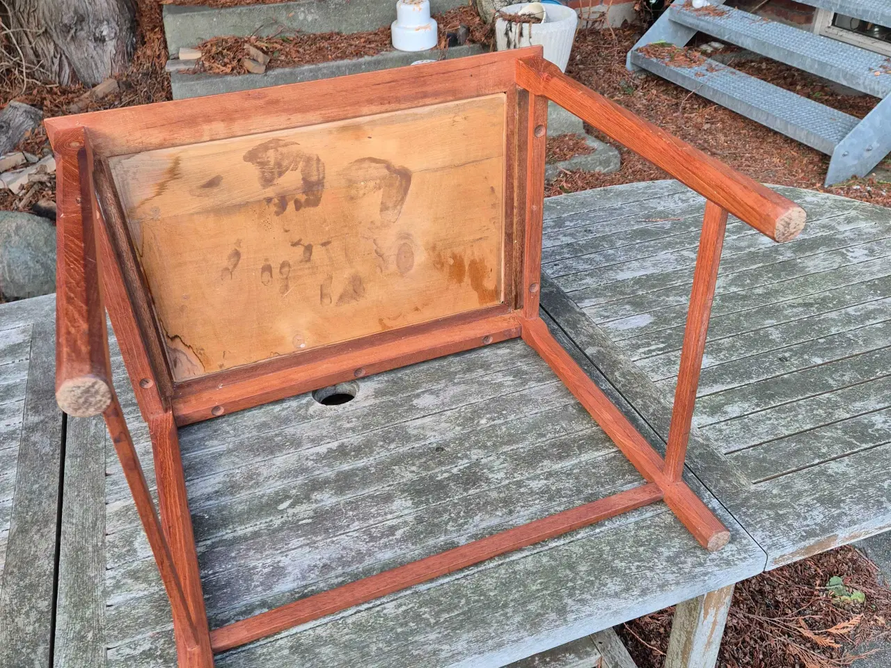 Billede 14 - Sidebord i teak med fine sandfarvede kakler