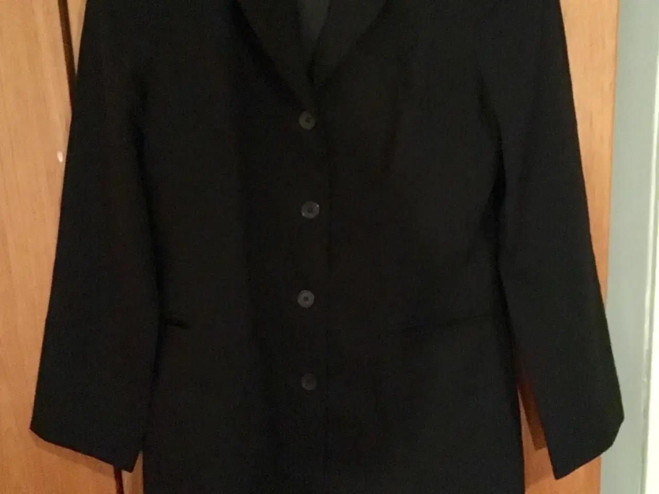 Billede 7 - Lang sort jakke til salg