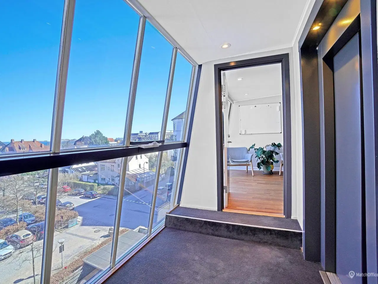 Billede 7 - Kontor i Hellerups smørhul med store glaspartier og kig til Øresund