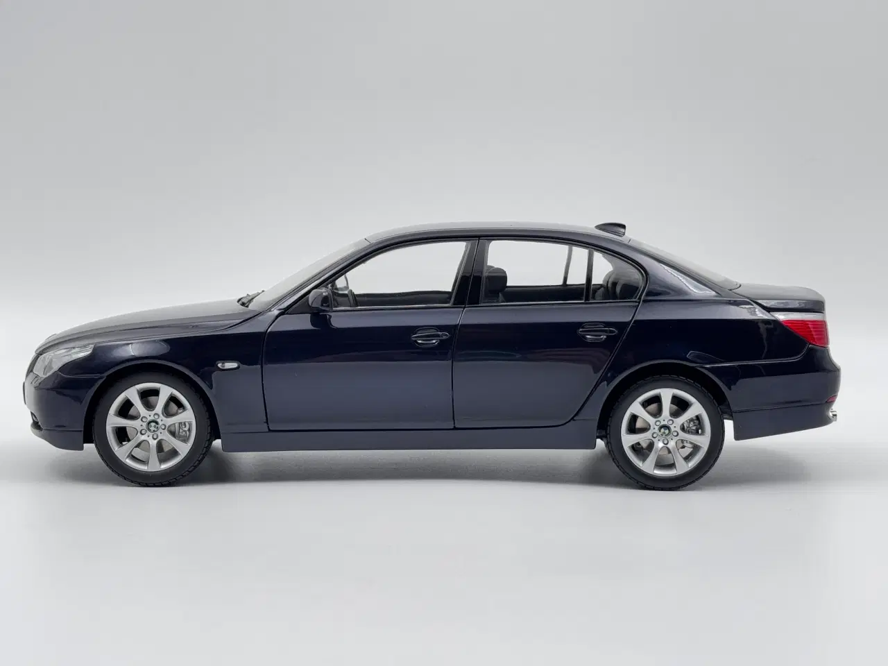 Billede 4 - 2003 BMW 545i V8 Sedan E60 - KYOSHO - 1:18