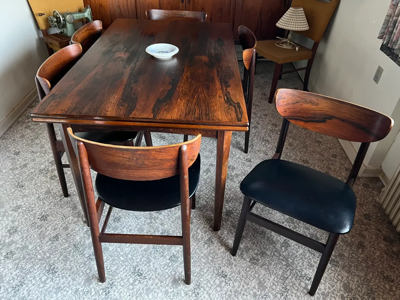 Billede 2 - Palisander spisebord med stole og skænk.