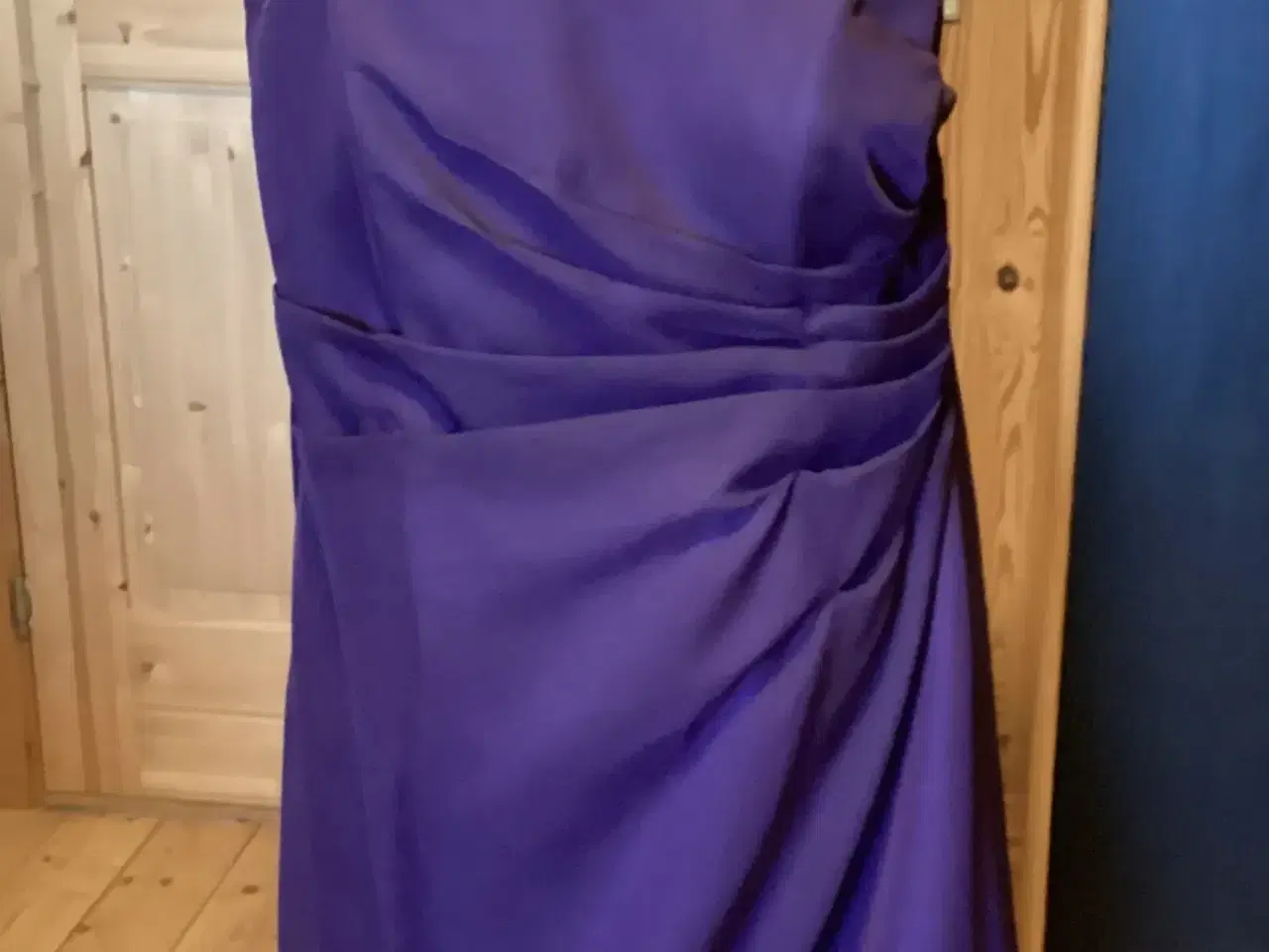 Billede 1 - Flot mørk lilla Galla/Selskabskjole str. 54