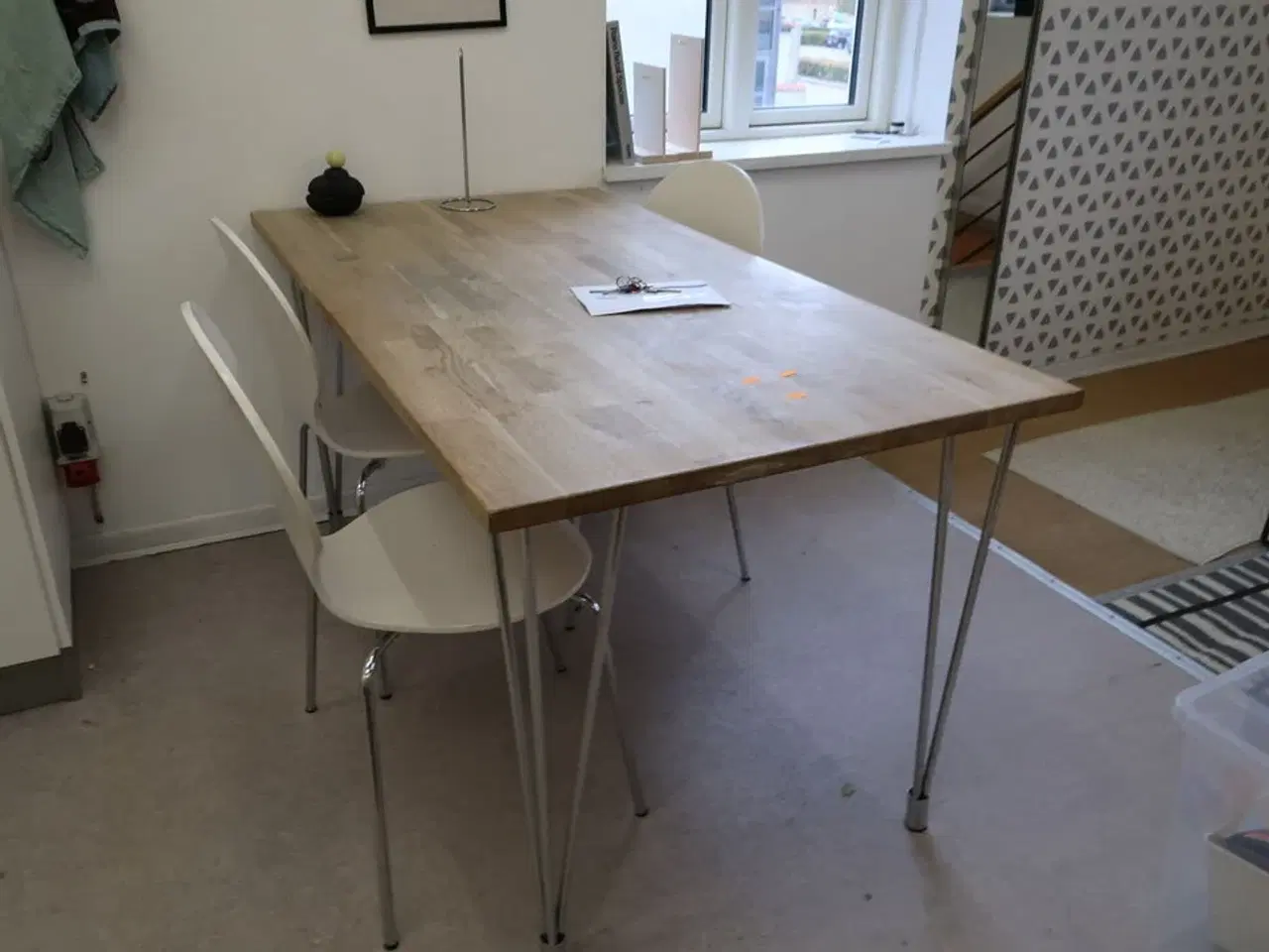 Billede 1 - Spisebord med 3 stk. stole