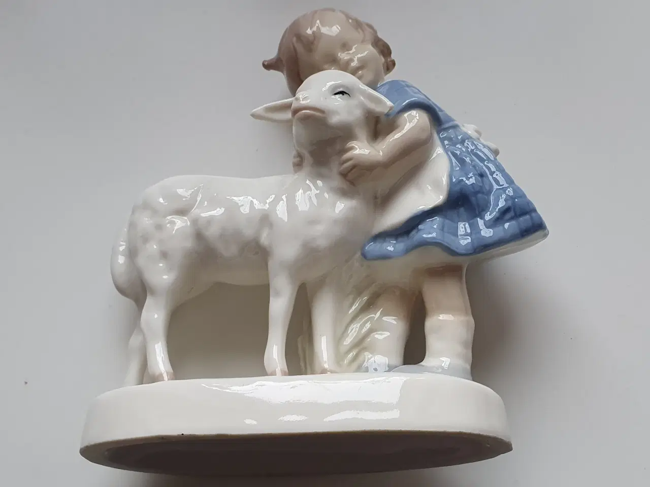 Billede 1 - Porcelænsfigur - Pige krammer får 