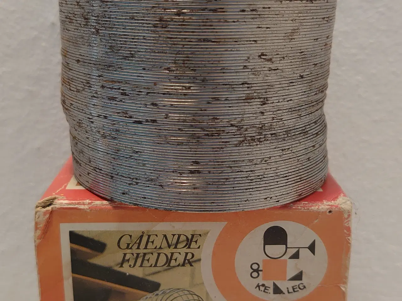 Billede 1 - Gående fjeder fra Ke Leg med æske. Omkring 1960-70
