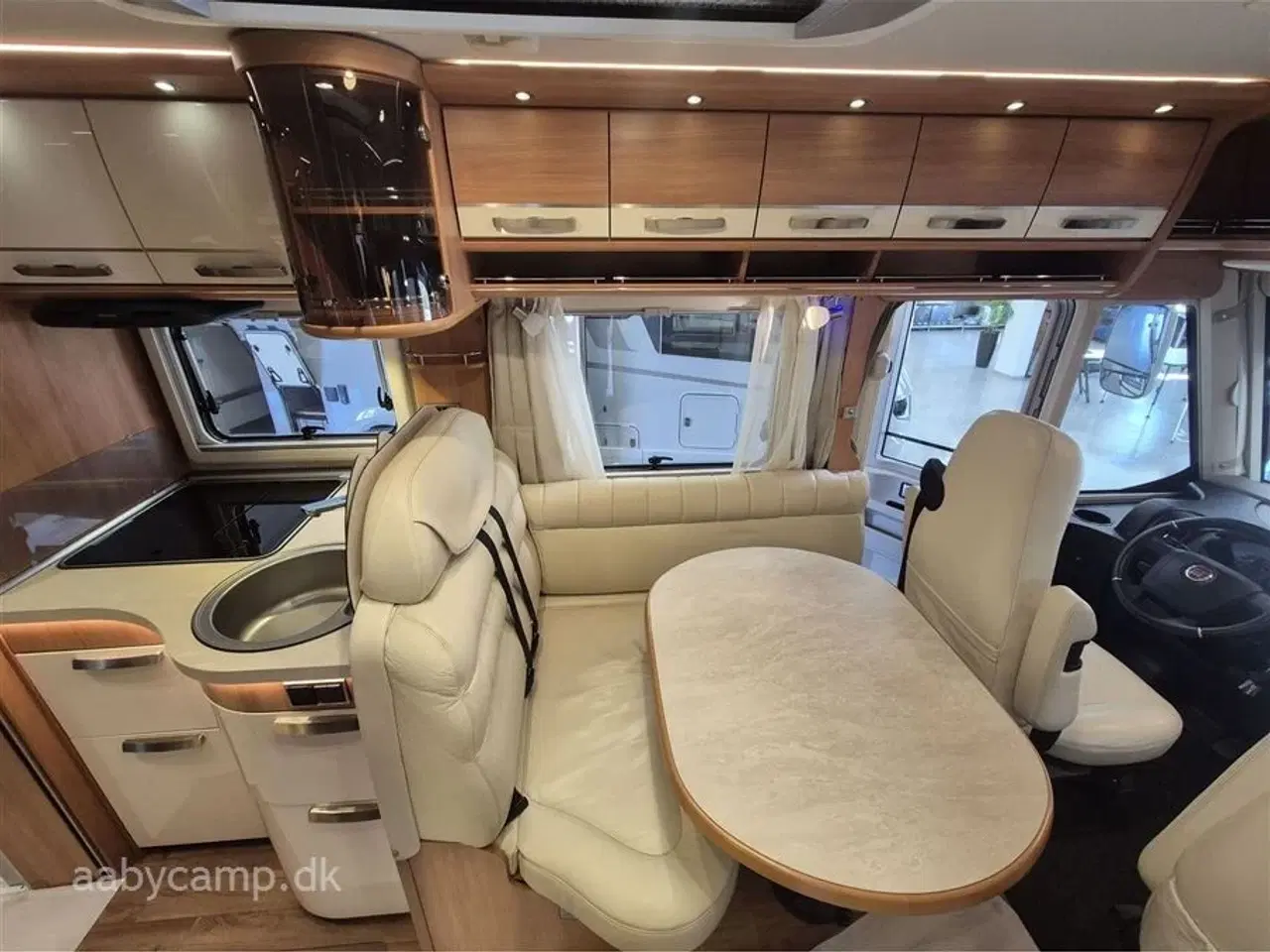 Billede 13 - 2015 - Hymer B 698   Automatgear. solceller. 200Ah Lithium batteri. 2000w Inverter. luftundervogn. hydrauliske støtteben. elektrisk markise. elektrisk indgangstrin. Queensbed. Kun 68,000 Km !!!
