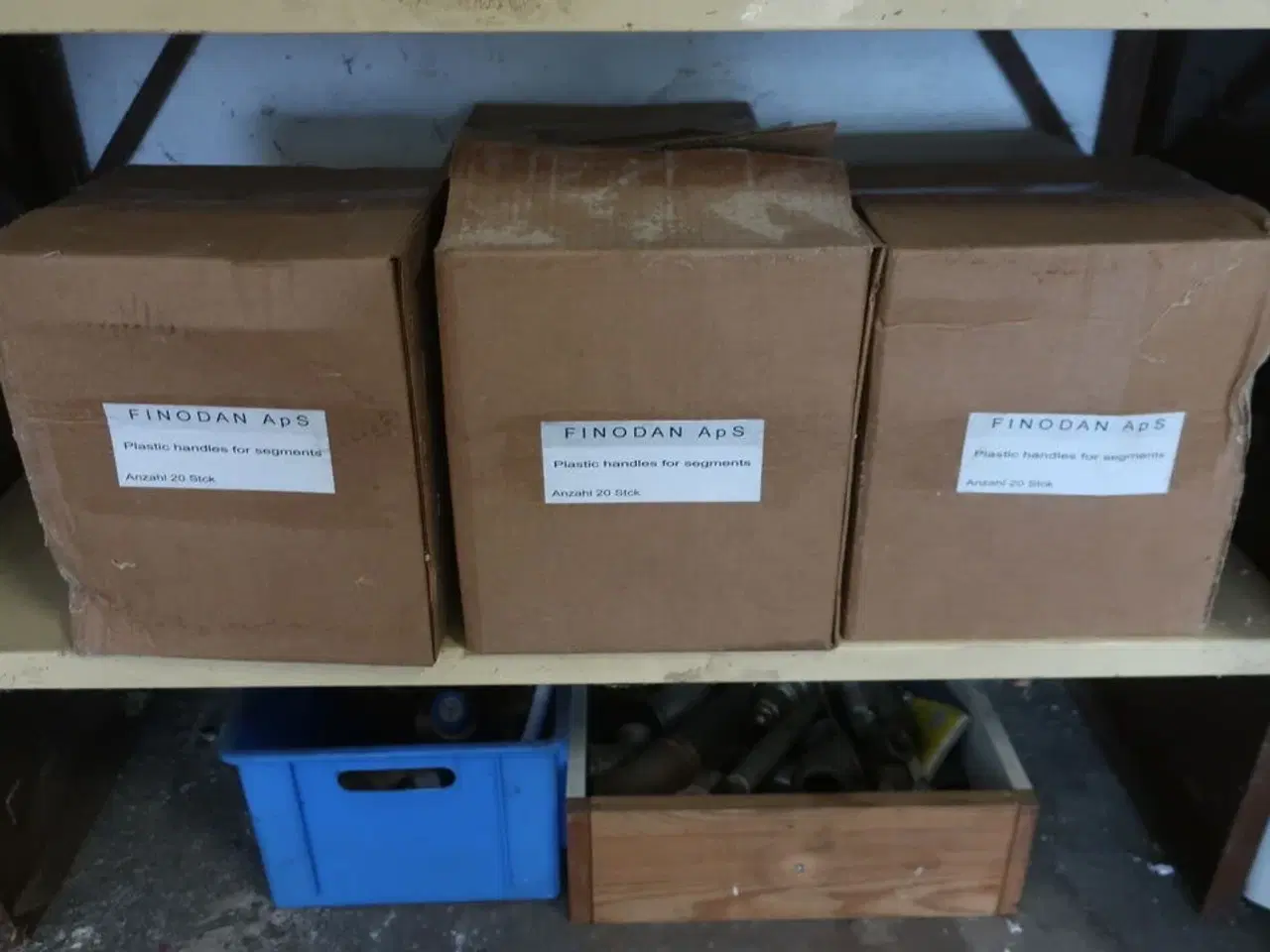 Billede 13 - Reol med div. Skruer, pudsemaskine SKILL m.m.