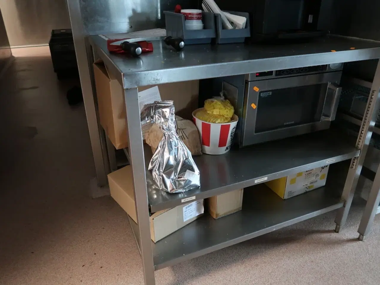 Billede 3 - Rustfri stålbord med indhold uden mikrobølgeovn