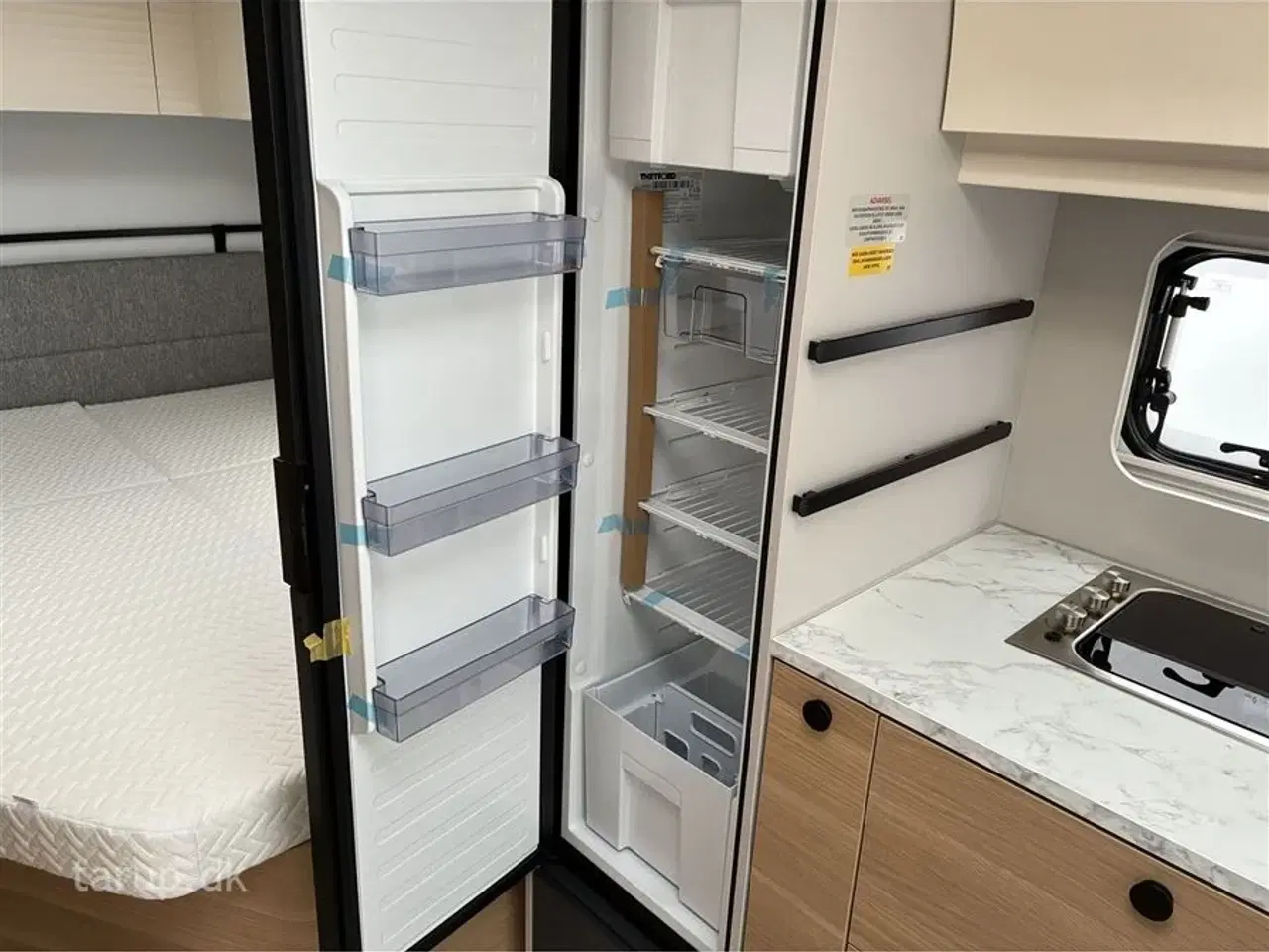 Billede 17 - 2026 - Adria Adora 522 UP   Dobbeltsengsvogn, rundsiddegruppe, el-gulv-varme, stort 142L KOMPRESSOR køleskab, TV-holder, stabilisator, Adria Smartbox, glasfibertag