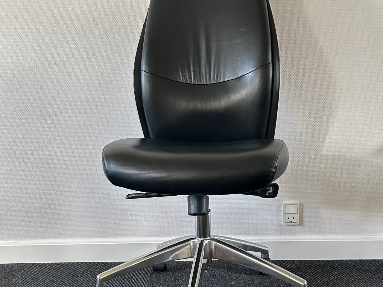 Billede 4 - Kvalitetskontorstol i sort skind. 