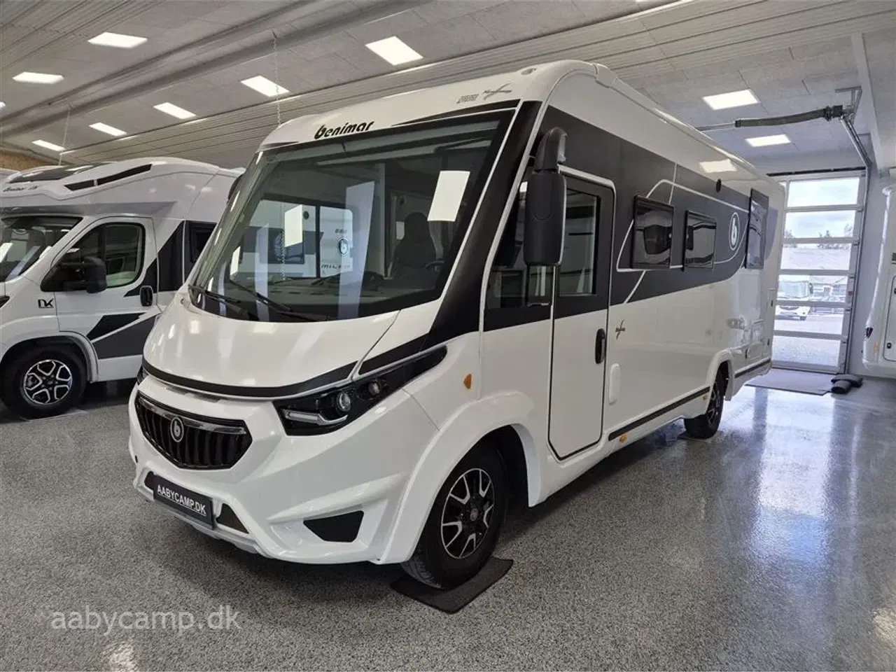 Billede 4 - 2020 - Benimar Amphitryon 997   NK-pakke. automatgear. solceller. ovn. lædersæder. queensbed.