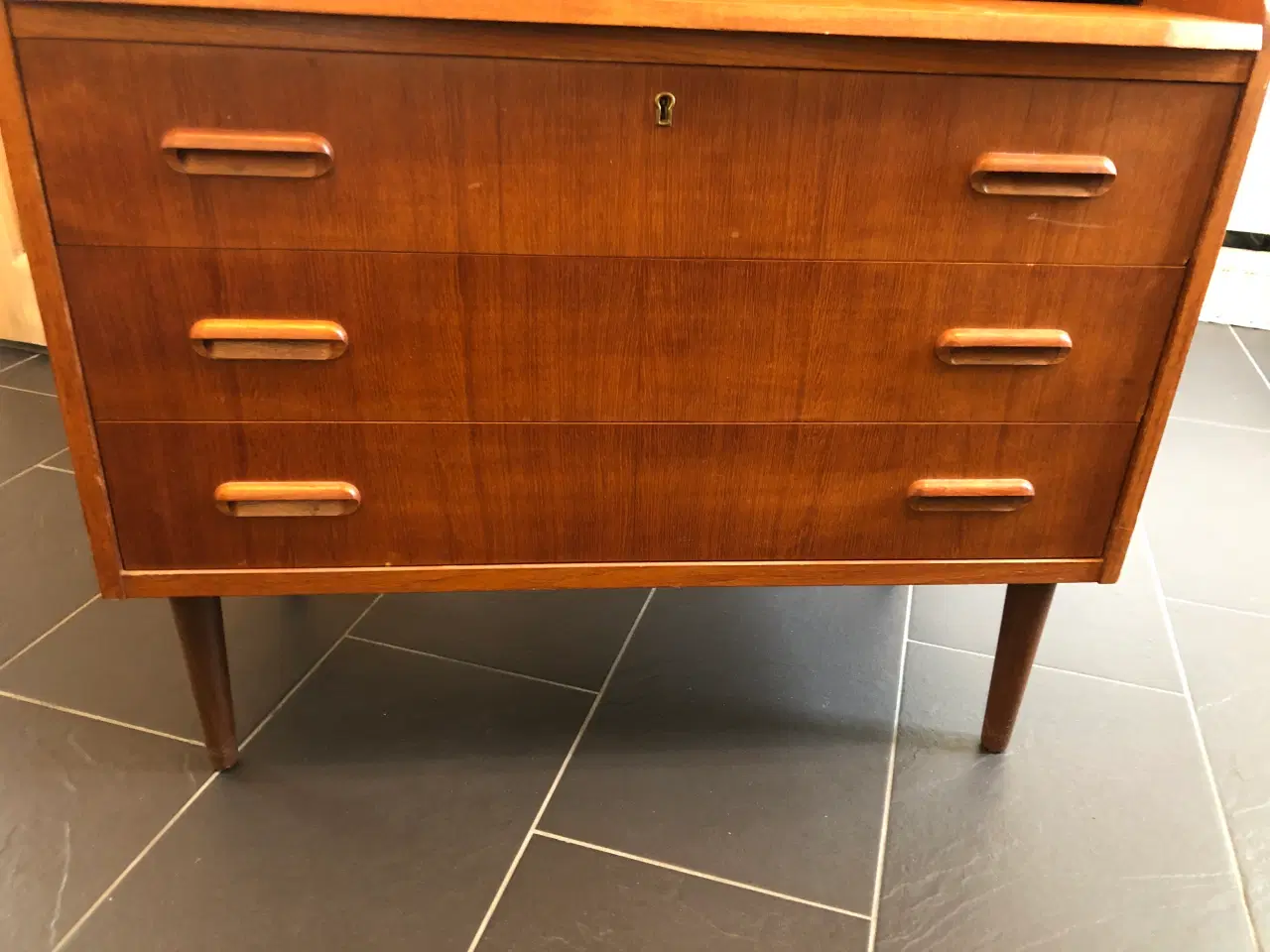 Billede 17 - Chatol i teak med indbygget spejl, skuffer, udtræk