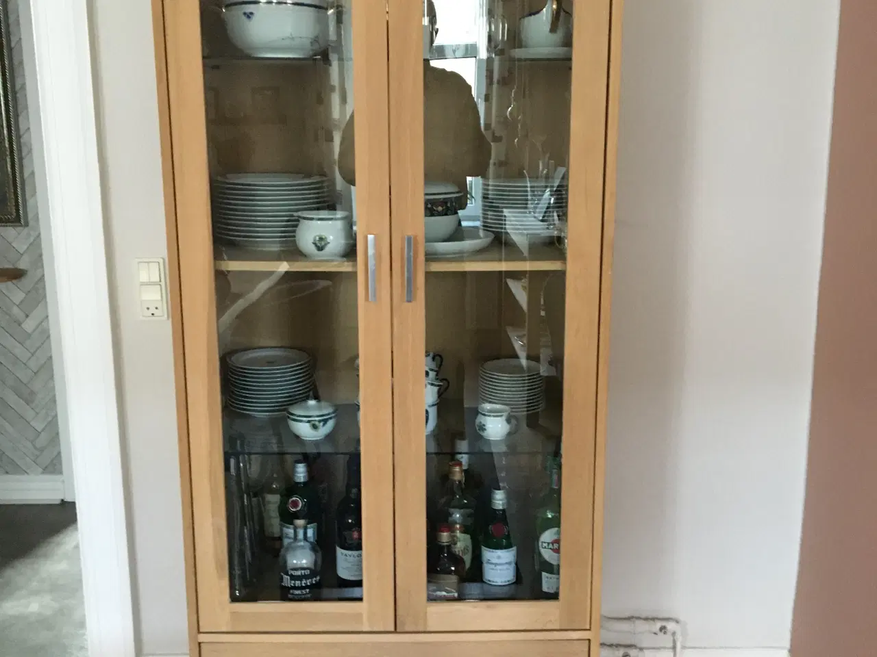 Billede 1 - Massivt sæbebehandlet egetræs-vitrineskab