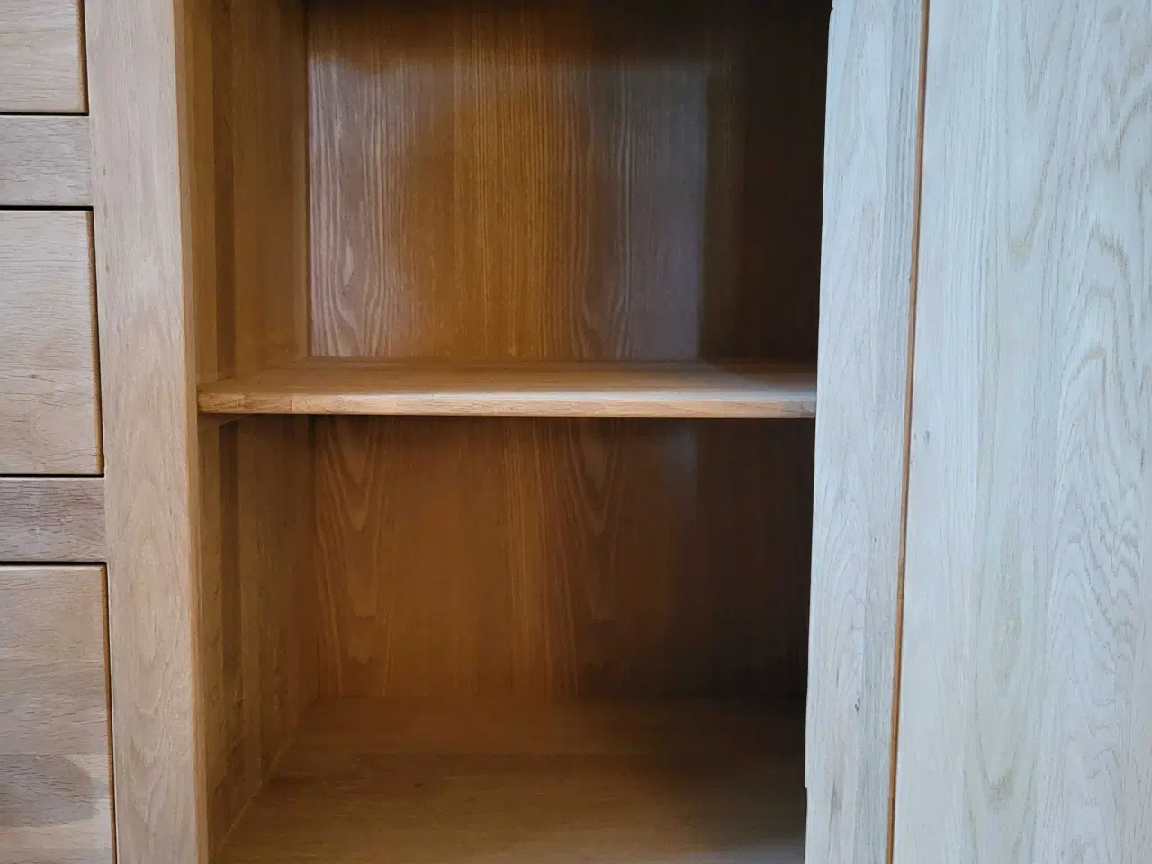 Billede 6 - Flot skænk i massiv eg