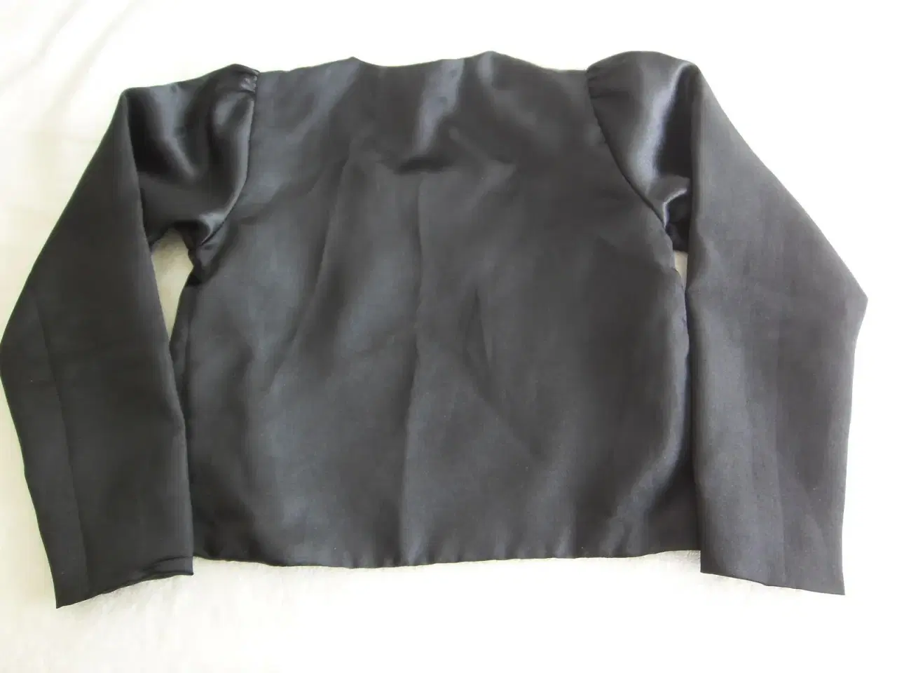 Billede 2 - Kort sort  jakke, str. 116, silkeagtig