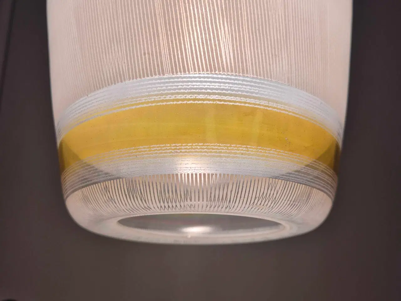 Billede 2 - Smuk glaslampe med gylden ring