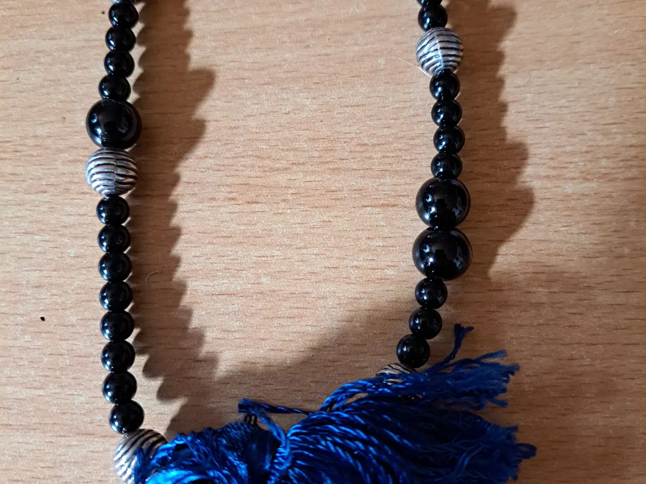 Billede 3 - Halskæde mærket Stella med perler og knast