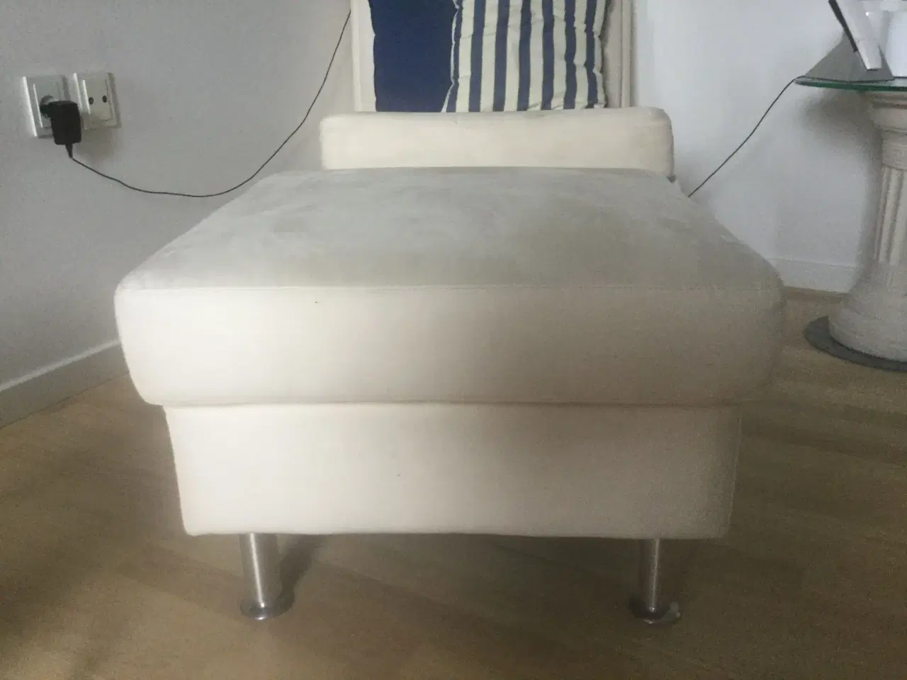 Billede 4 - 2 stk. Lænestol, nakkepølle og skammel.