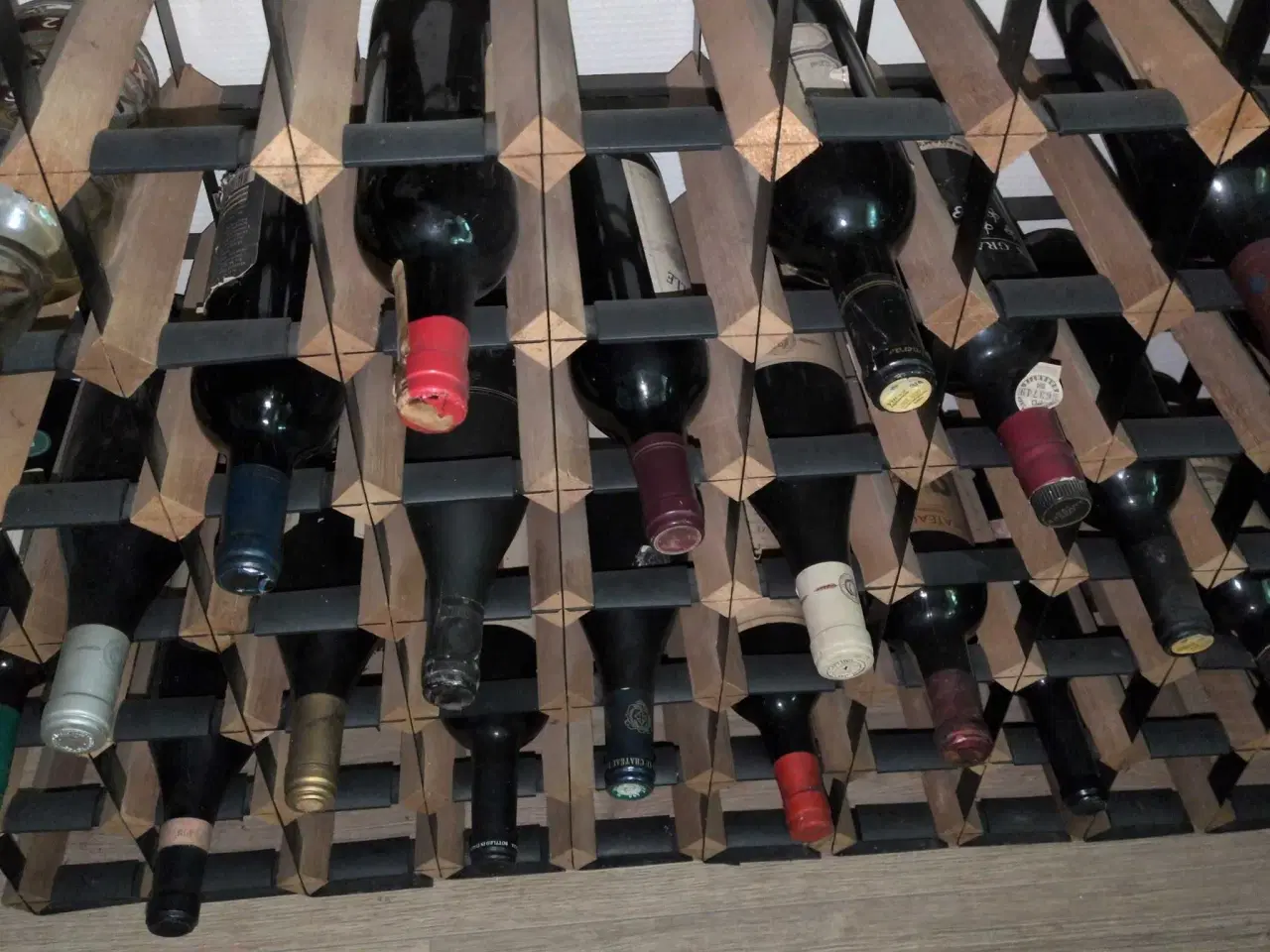 Billede 4 - Vinsamling med 20 flasker samt vinreol