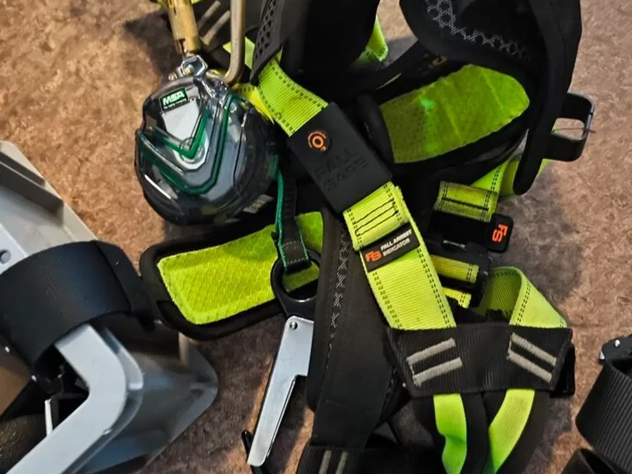 Billede 2 - Kasse m. sikringsgrej samt div.