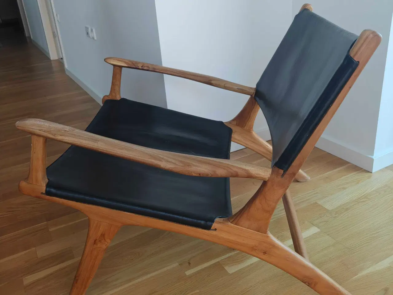 Billede 3 - Unika stol i træ og med sort læder