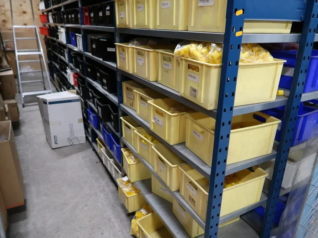 Billede 8 - 12 fag lagerreoler med indhold
