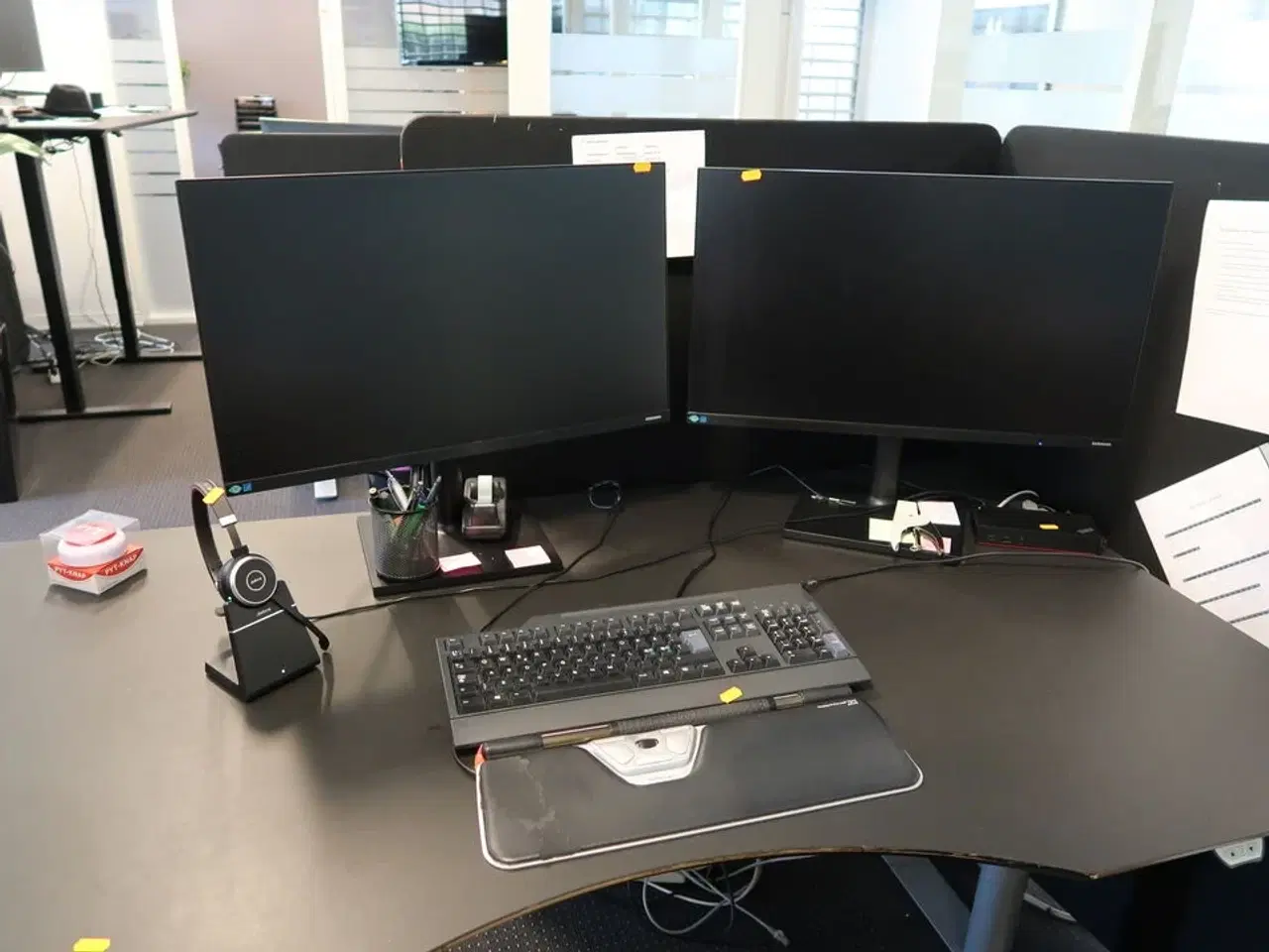 Billede 1 - 2 stk. computerskærme SAMSUNG F27T450FQR med tastatur og rollermouse