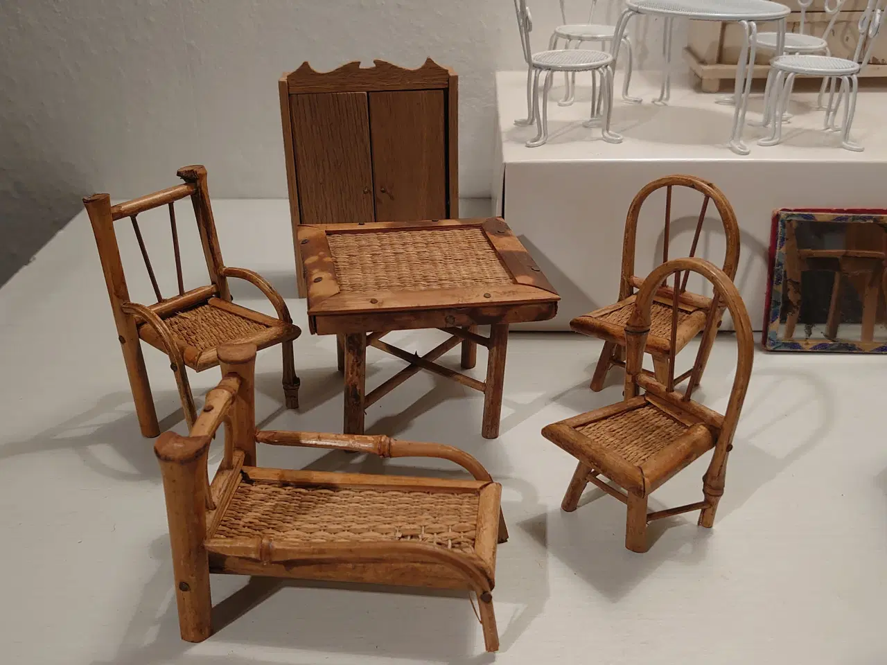 Billede 4 - 29 dele dukkehusmøbler i træ og blik. Ca.1930-40.