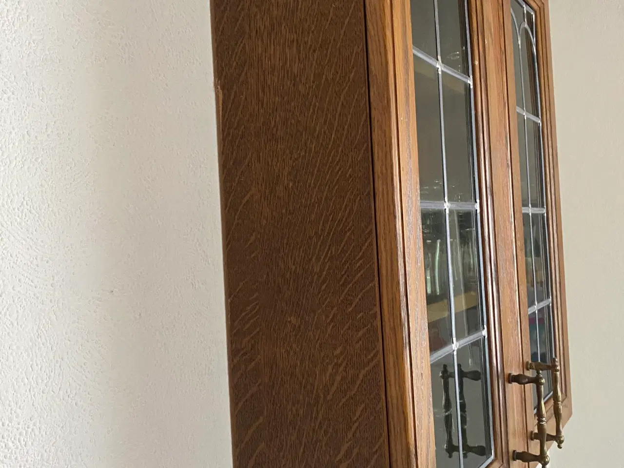 Billede 3 - Mindre opbevaringsskab i egetræ med glaslåger